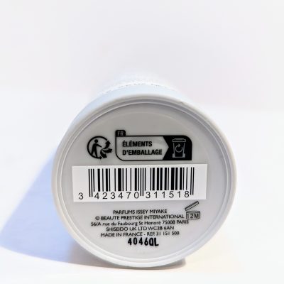 The bottom of a container shows a barcode, product and company information, recycling symbols, and measurement details indicating 40.6g. The text includes addresses in Tokyo, Paris, and various product codes.