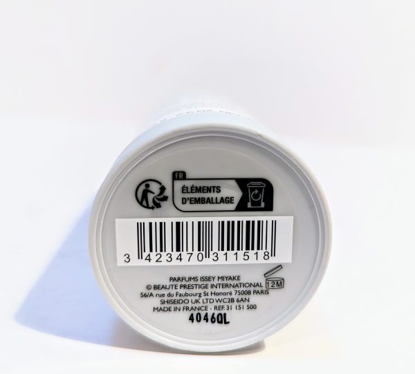 The bottom of a container shows a barcode, product and company information, recycling symbols, and measurement details indicating 40.6g. The text includes addresses in Tokyo, Paris, and various product codes.