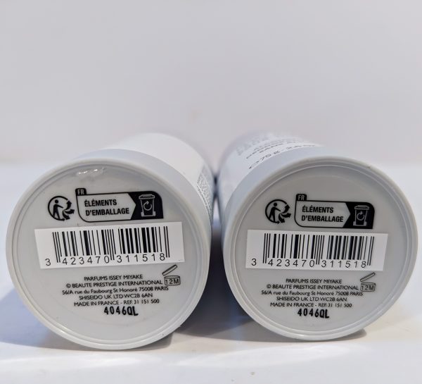 Bottom view of two cylindrical products with labels showing barcodes, recycling symbols, and text indicating "Éléments D'emballage" and product information.