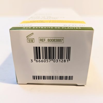 Image of the bottom of a product box featuring a barcode, reference number 80083887, and an indication that the product contains plant extracts.